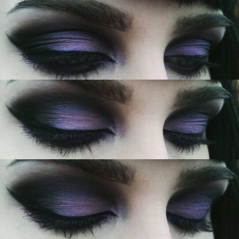 Raven Eye Makeup, Gothic Blue Makeup, Blue Goth Makeup, Pictures Of Eyes, Gothic Makeup Looks, Styl Goth, Bat Makeup, Gothic Eye Makeup, Maquillage Goth