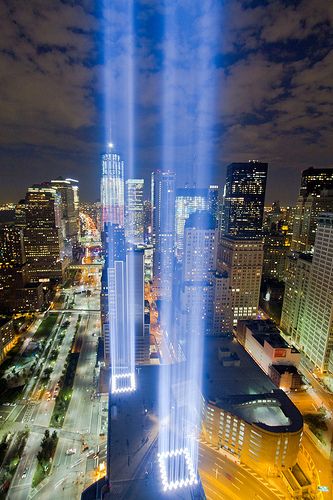 I always wished these beams of light would be the permanent memorial.  (The 2011 Tribute in Light: 9/11 Memorial | Flickr - Photo Sharing) Ground Zero Nyc, Tribute In Light, City At Night, Twin Towers, City That Never Sleeps, Trade Center, Nova York, Search And Rescue, Jolie Photo