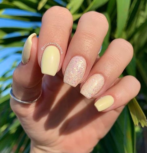 Retro Nails, Spring Acrylic Nails, Cute Spring Nails, Casual Nails, Pearl Nails, Cute Gel Nails, Short Acrylic Nails Designs, Dipped Nails, Yellow Nails