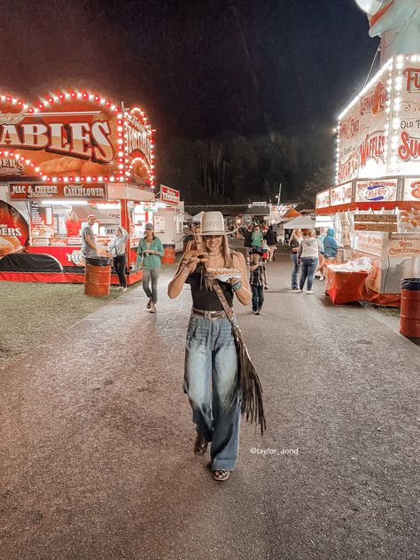 Cowgirl Ranch Outfit, Outdoor Rodeo Outfit, Summer Western Aesthetic, Western Fits Summer, Fair And Rodeo Outfits, Easy Rodeo Outfits, Retro Western Aesthetic Outfits, Rodeo Aesthetic Outfit, Punchy Concert Outfits