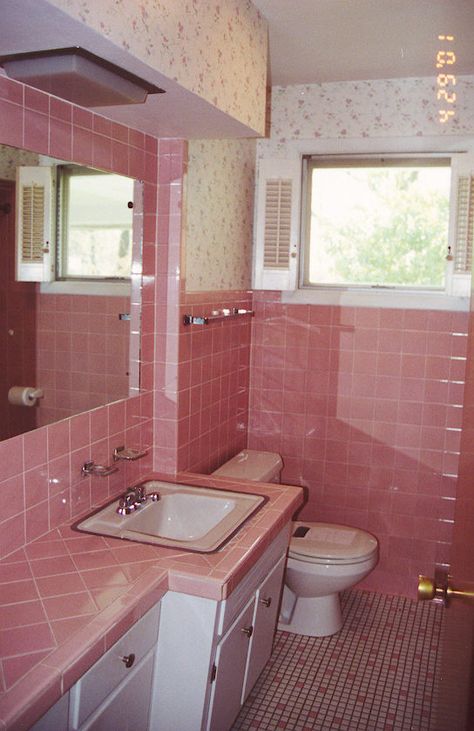 Painting Old Bathroom Tile, Pink Gray Bedroom, Pink Tile Bathroom, Pink Bathroom Tiles, Painting Bathroom Tiles, Vintage Bathtub, Mid Century Bathroom, Old Bathroom, Bathroom Organization Diy