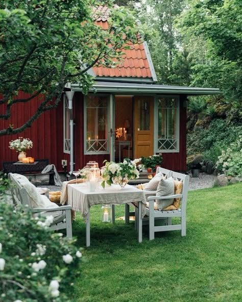 Cottage Summer House, Swedish House Decor, Swedish Cottage Garden, Swedish Garden Inspiration, Swedish Wooden House, Swedish Summer Cottage, Swedish Summer House Interiors, Swedish Home Exterior, Small House With Garden