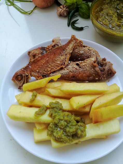 Ghanaian green pepper sauce - shito (Kpakoshito sauce) - biscuits and ladles Fried Yam, Green Pepper Sauce, Ghana Food, Ghanaian Food, Pepper Sauce Recipe, West African Food, Africa Food, African Cooking, Scotch Bonnet Pepper