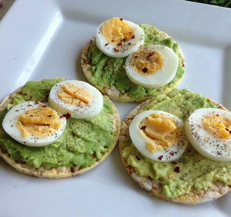 Avocado, hard boiled eggs, salt and pepper on a rice cake Toast And Eggs, Wild Rose Detox Recipes, Food Avocado, Healthy Food Inspiration, Easy Healthy Meal Prep, Healthy Lifestyle Food, Idee Pasto Sano, Hard Boiled, Rice Cakes