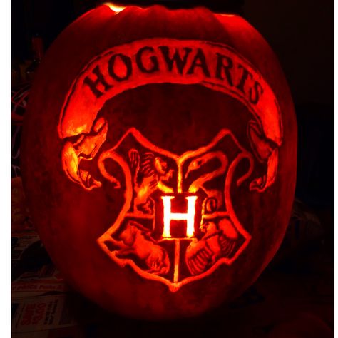 Hogwarts Crest pumpkin carving! Harry Potter Pumpkin Carving, Harry Potter Pumpkin, Fandom Style, Dekorasi Halloween, Pumpkin Contest, Image Halloween, Festa Harry Potter, Labu Halloween, Anniversaire Harry Potter