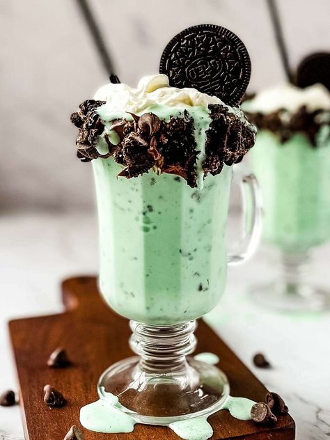 Chocolate Mint Milkshake, Aesthetic Milkshake, Green Milkshake, Mint Drinks, Phyllo Rolls, Milkshake Aesthetic, Baklava Rolls, Mint Dessert, Mint Milkshake