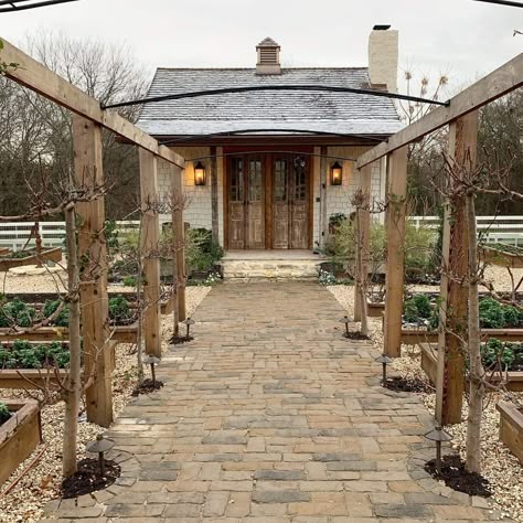 Joanna Gaines Garden, Chip Joanna Gaines, Texture Ideas, Farmhouse Landscaping, Outside Garden, Garden Inspo, Backyard Inspo, Potting Shed, Joanna Gaines