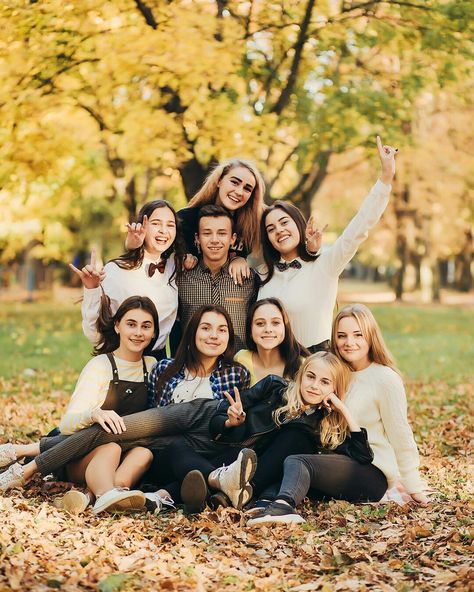 Catch The Rainbow, Autumn Photography Portrait, Extended Family Photography, Big Family Photos, Group Photo Poses, Group Picture Poses, Sisters Photoshoot Poses, Group Photography Poses, Sisters Photoshoot