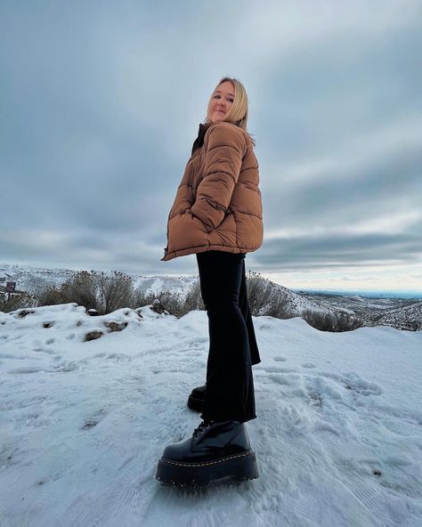 brown puffy jacket, black flare leggings, black platform doc martens! Flares And Doc Martens, Brown Puffy Jacket, Puffy Jacket Outfit, Black Flare Leggings, Platform Doc Martens, Snow Pics, Martens Outfit, Black Flared Leggings, Dr Martens Outfit