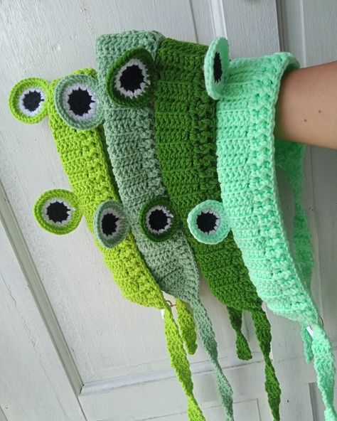 Crochet earmuffs Crochet Frog Earmuffs, Crochet Frog Headband, Crochet Earmuffs, Frog Diy, Crochet Bts, Crochet Hat Baby, Coffee Crochet, Ideas A Crochet, Crochet Headband Tutorial