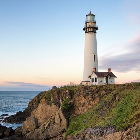 HI Pigeon Point Lighthouse Hostel is located in a converted lighthouse on the Californian coast. California Coast Road Trip, Mendocino Coast, America Latina, California Travel Road Trips, Pacific Coast Highway, California Beach, California Coast, Light House, Jeddah