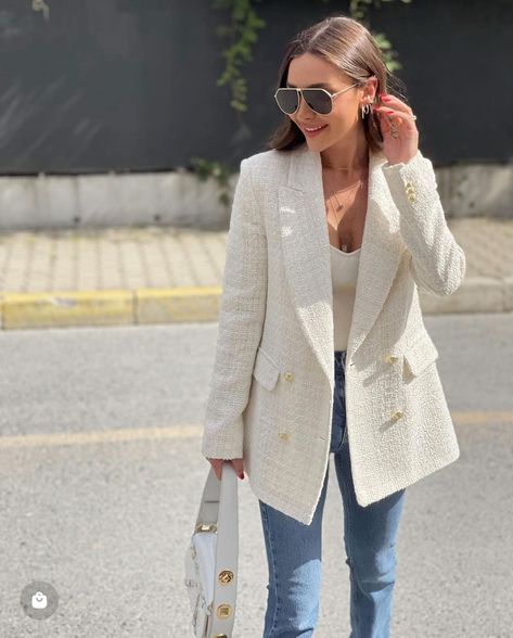 Boucle Blazer Outfit Women, Cream Blazer Outfits For Women Classy, White Boucle Blazer Outfit, Cream Tweed Blazer Outfit, White Boucle Jacket Outfit, Boucle Blazer Outfit, White Tweed Blazer Outfit, Boucle Jacket Outfit, Cream Blazer Outfit