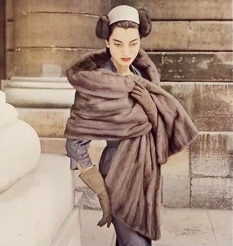 Regine Debrise in Christian Dior Mink Stole, 1957 Vogue Vintage, Vintage Clothing Boutique, Glamour Vintage, Look Retro, Fur Clothing, Dior Vintage, Fashion 1950s, Vintage Fashion Photography, Vintage Couture