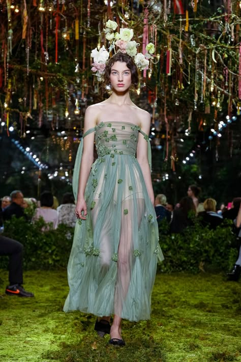 Spring 2017 looks from the label.The New York Times Christian Dior: Couture Dior Haute Couture Dress, Ethereal Outfit, Haute Couture Dress, Frock Fashion, Fairy Clothes, Haute Couture Dresses, Dior Haute Couture, Couture Dress, Christian Dior Couture