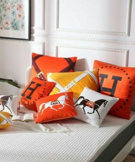 Hermes Bedroom, Home Decor Color Palettes, Mobile Home Remodel Ideas, Hermes Pillow, Creative Apartment, Hermes Boutique, Hotel Room Decoration, Brand Interior, Hermes Home