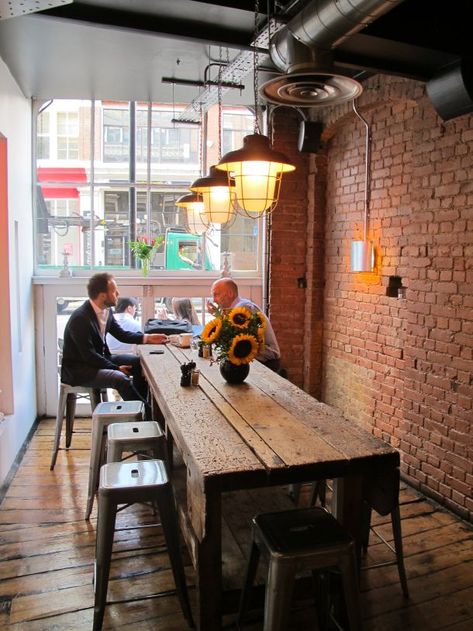 Long reclaimed wood bar table in restaurant Communal Dining, Bar Restaurant Design, Restaurant Inspiration, Narrow Table, Design Café, Coffee Places, Coffee Shops Interior, Big Table, Coffee Shop Design