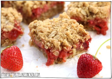 Vegan Strawberry Oat Bars! Sweet gooey strawberry filling surrounded by crumbly oatmeal cookie pastry, these old fashioned bars are summer dessert perfection! #itdoesnttastelikechicken #veganrecipe #vegandessert Gluten Free Snack Bars, Snack Bar Recipes, Oatmeal Bars Recipes, Strawberry Oatmeal Bars, Light Dessert, Oatmeal Breakfast Bars, Vegan Breakfast Easy, Strawberry Oatmeal, Gluten Free Oatmeal