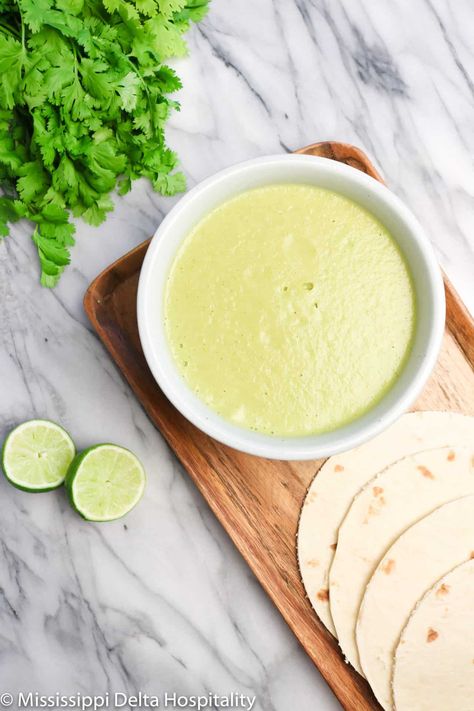 Easy Tomatillo Sauce Tomatillo Recipes, Tomatillo Salsa Recipe, Tomatillo Sauce, Bakers Table, Verde Sauce, Cashew Sauce, Salsa Sauce, Cheese Dip Recipes, Sour Cream Sauce