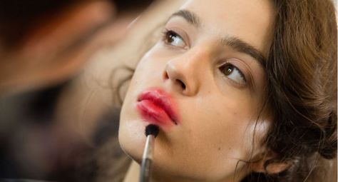 This lipstick trend takes the term “kissable lips” to a whole new level by making it look like you’ve just made out with someone - What do you think of this trend? #makeuptrends #weird #runwaylooks | http://www.seventeen.com/beauty/makeup-skincare/news/a45336/snogging-makeup-trend/ Messy Lipstick, Blurred Lips, Lollipop Lips, Dewy Makeup Tutorial, Smudged Makeup, Shiny Lips, Kissable Lips, Lips Makeup, How To Apply Lipstick