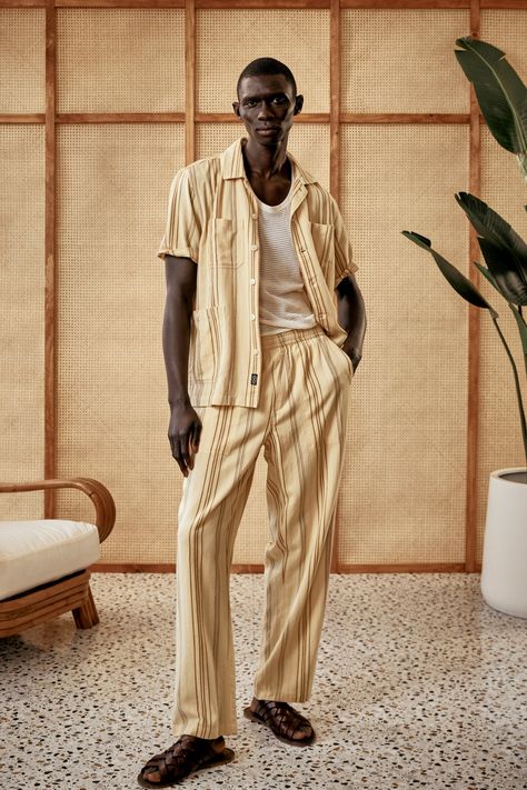 Spring Menswear, 50s Photos, Todd Snyder Champion, 2024 Menswear, Resort Outfit, Todd Snyder, Linen Suits, Mens Fashion Week, Menswear Fashion Show