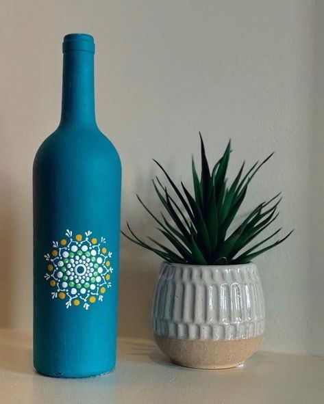 Cute Bottle Painting, Glass Bottle Painting Designs, Bottle Art Design, Bottle Painting Ideas, Diy Bottle Art, Bottle Art Projects, Vintage Wine Glass, Bottle Designs, Pot Painting