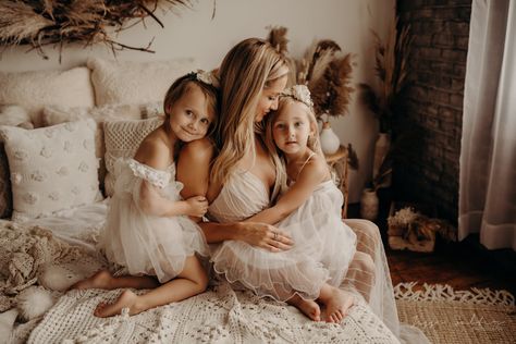 Boho Family Pictures Indoor, Mommy And Me Photo Shoot Boho, Mothersday Photoshoot, Mothers Day Photo Shoot Ideas Studio, Boho Mothers Day Photoshoot, Mom And Me Indoor Photoshoot, Mommy And Me Indoor Photo Shoot, Boho Bed Photoshoot, Mommy And Me Bedroom Photo Shoot