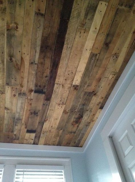 Barn Wood Ceiling, Ceiling Basement, Reclaimed Wood Ceiling, Wooden Ceiling Design, Pallet Ceiling, Pallet Walls, Plank Ceiling, Pole Barn House Plans, Basement Ceiling