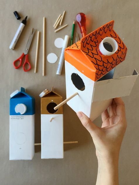 DIY fabriquer un cabane à oiseaux avec des briques de lait. Birdhouse Village, Birdhouse Craft, Homemade Bird Feeders, Handmade Charlotte, Diy Bird Feeder, Diy Birds, Bird Houses Diy, Recycled Projects, Milk Carton