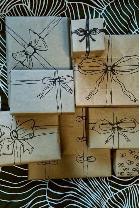 Brown Paper Present Wrapping, Christmas Gift Wrapping Ideas Brown Paper, Drawn Bows On Wrapping, Cool Wrapping Ideas Birthday, Brown Butcher Paper Christmas Wrapping, Personalized Wrapping Paper Diy, Brown Paper Wrapped Gifts, Hand Drawn Gift Wrap, Wrapping Paper Doodles