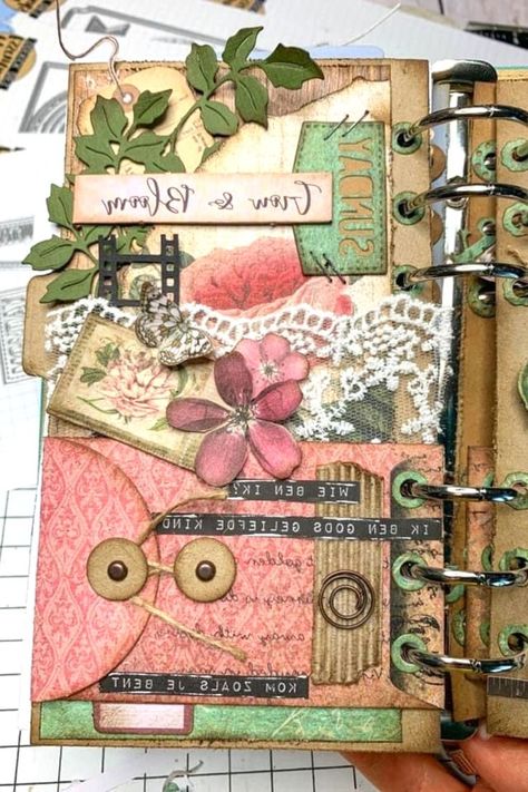 vintage scrapbook Miniature Journal Diy, Junk Journal With Cricut, Vintage Junk Journal Page Ideas, Summer Junk Journal, Junk Journal Layout Ideas, Card For Boyfriend Cute, Scrapbook For Beginners, Junk Journal Pages Ideas, Junk Journal Pages Ideas Layout