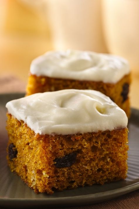 Make classic pumpkin bars with the help of Bisquick mix and canned pumpkin and then smother them with buttery cream cheese frosting. Bisquick Recipes, Pumpkin Bars, Delicious Pumpkin, Köstliche Desserts, Pumpkin Dessert, Canned Pumpkin, Frosting Recipes, Food 52, Pumpkin Recipes