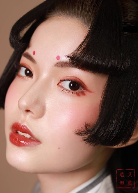 Profile Reference, Red Makeup Looks, Geisha Makeup, Japan Makeup, Look 80s, Traditional Chinese Hanfu, People Reference, Ornaments Jewelry, Red Eyeliner