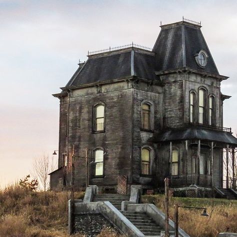 Would you risk ghosts, monsters, and burial grounds for these gorgeous horror-movie houses? Horror Interior, Oregon Town, Victorian Architecture Interior, Queen Anne Victorian House, Coastal Oregon, Dark Grunge Aesthetic, Creepy Houses, Horror Style, Cartoon House