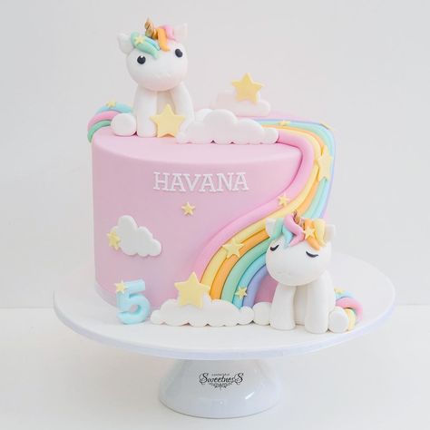 No photo description available. Pink Unicorn Cake, Rainbow Unicorn Cake, Rhubarb Cake, Unicorn Birthday Cake, Magic Cake, Savory Cakes, Rose Cake, 1st Birthday Cake, Girl Cake