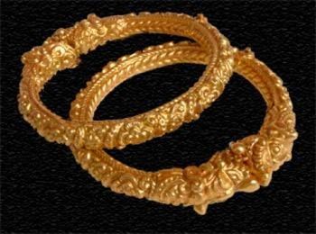 "Golaap-Bala" or Bengali Rose bangles Bangladesh Fashion, Gold Temple Jewellery, Antique Gold Jewelry Indian, Designer Diamond Jewellery, Antique Jewelry Indian, Must Buy, Bridal Fashion Jewelry, Antique Gold Jewelry, Gold Bride Jewelry