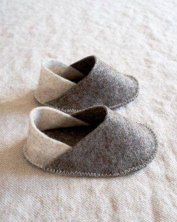 Perlengkapan Bayi Diy, Baby Shoes Diy Pattern, Baby Shoes Tutorial, Felt Baby Shoes, Baby Shoes Diy, Handmade Baby Shower Gift, Baby Shoes Pattern, Felt Shoes, Diy Bebe