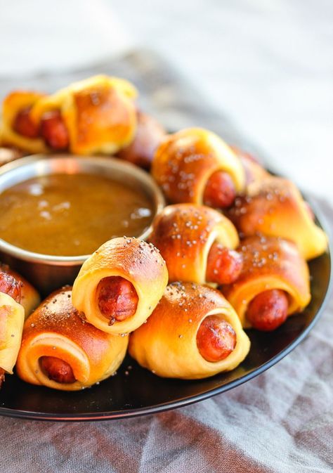 Mini Pretzel Dogs with Apricot Mustard Dip Mini Pretzel Dogs, Football Finger Foods, Pretzel Dogs, Mustard Dip, Mini Hamburgers, Easy Dinner Recipes Crockpot, Crowd Pleasing Appetizers, Mini Pretzels, Pretzel Sticks