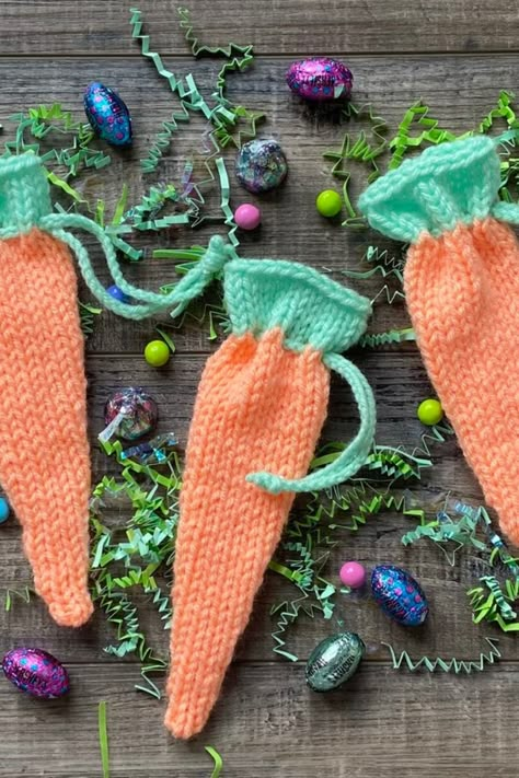 Quick to knit carrot pouch is beginner friendly. Perfect for Easter baskets, a childs classroom or spring craft shows. Clickety Sticks, Knitted Easter Crafts, Easter Miniatures, Holiday Knitting, Free Knit Pattern, Rabbit Knitting Pattern, Knitted Toys Free Patterns, Animal Knitting Patterns, Easter Crochet Patterns