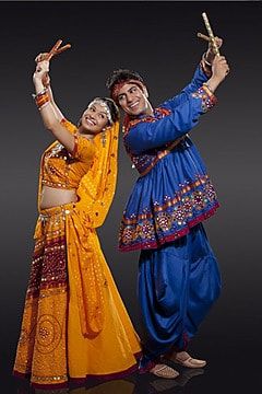 Gujrati Look, Dandiya Poses, Indian Couple Painting, Navratri Special Photo, Indian Couple Painting Romantic, Couple Painting Romantic, Garba Photo, Romantic Pic, Dj Music Video