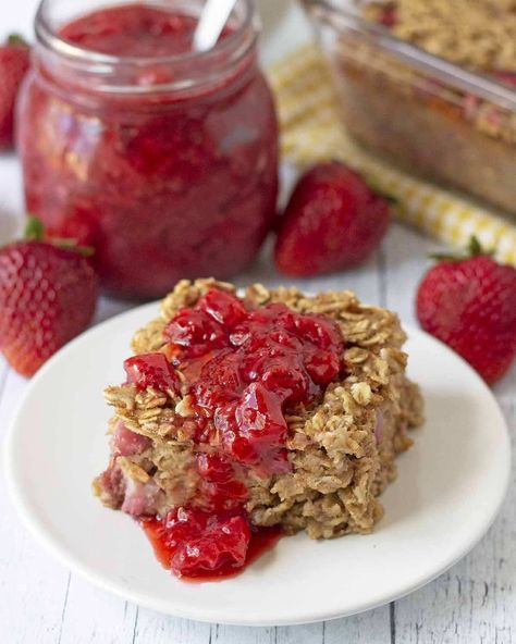 Delicious and filling strawberry baked oatmeal that happens to be vegan and gluten-free (if you use gf oats!). This easy breakfast (or brunch!) is filled with sweet berries and contains no eggs, no dairy, no oil, and no refined sugar. It’s a great make-ahead vegan breakfast to prepare on the weekend and warm up during the week ahead. If you prefer to make this recipe as strawberry baked oatmeal cups, instructions are included in the post. Gluten Free Baked Oatmeal, Strawberry Baked Oatmeal, Gluten Free Vegan Recipes Desserts, Vegan Brunch Recipes, Vegan Gluten Free Breakfast, Vegan Gluten Free Desserts, Baked Oatmeal Cups, Weekday Breakfast, Vegan Breakfast Easy