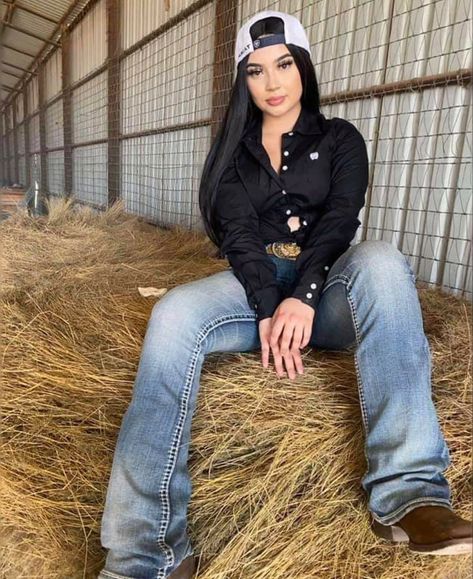 Latina Cowgirl Outfits, Mexican Baddie, Vaquera Outfit Mexican, Takuache Outfits, Mexican Girl Outfit, Cowgirl Fits, Vaquera Fits, Jaripeo Outfits, Takuachita Outfits