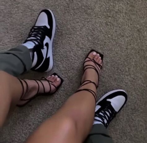 Name On Thigh Pic, Couple Shoes Goals, Couple Shoes Pictures, Wine Couple, Icon Architecture, Minimalist Tips, Pizza Dessert, Christmas Vegan, Tattoo Cute