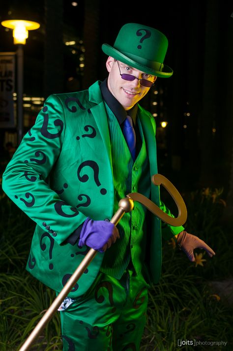 the riddler -- wondercon 2015 | Flickr - Photo Sharing! Batman Villians Costumes, The Riddler Costume, Riddler Halloween, Dc Comics Costumes Halloween, Riddler Cosplay, Riddler Costume, Pretty Cosplay, Batman Detective Comics, Batman Detective