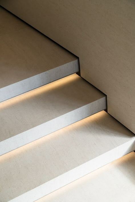 Staircase Lighting Ideas, Stairs Lighting, Cantilever Stairs, Modern Stair Railing, Stairs Design Interior, Staircase Designs, Stair Lights, Tile Stairs, Stairs Design Modern