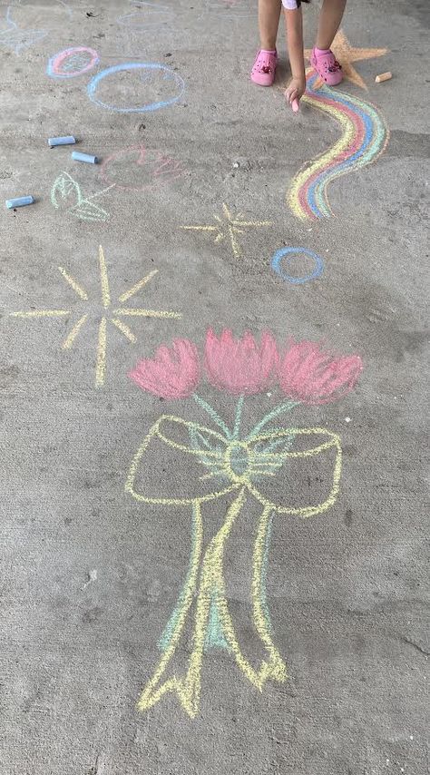 #sidewalk #chalk #easychalkideas #sidewalkchalk #tulips #bubble #chalkbubbles #sparkles #coquette #bow #bouquete #chalkbouqute Chalk Drawings Sidewalk, Street Chalk Art, Centre Parcs, Summer Drive, Fun Chalk Art, Chalk Ideas, Side Walk, Chalk Design, Sidewalk Chalk Art