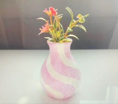 Pottery Vase Painting Ideas, Pottery Painting Vase, Ceramic Vase Painting Ideas, Pottery Vase Ideas, Vase Painting Ideas, Vase Drawing, Painting Ceramics, Appreciation Gifts Diy, Vase Painting