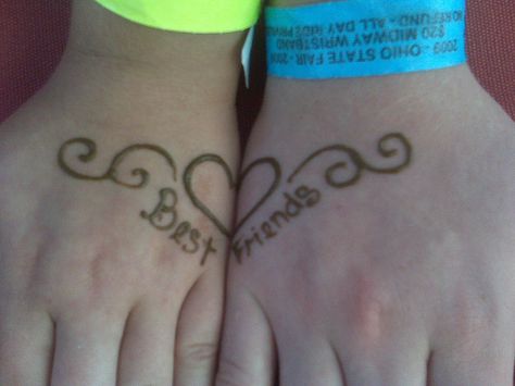 how cute! I've done bff designs before, but I'd love to do one like this! Henna Tattoo Designs Best Friend, Matching Henna Ideas, Best Friend Mehndi, Friendship Henna Tattoos, Bff Henna Ideas, Best Friend Henna Designs, Bff Henna Tattoos, Henna Tattoo Designs Matching, Best Friend Henna Tattoos