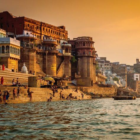 The magnificent Ganga Arti is held every evening at Dasawamedh Ghat. The sounds of the chants, conch shells and the rhythmic murmurs put… Ghat Photography, Varanasi Ghat, Ganga Ghat, Photos Painting, Painting Reference, Romantic Weekend Getaways, Folk Festival, Beautiful Sites, Hill Station