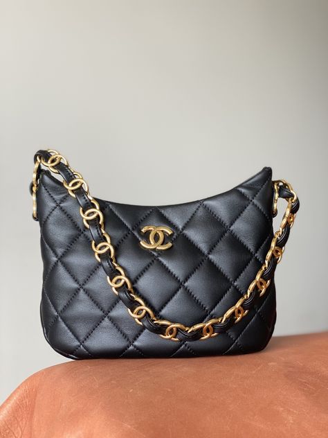 CHANEL classic 💣 pop! HOBO hippie underarm bag!!!GR original sheepskin, black! Pure copper aged thick sanded gold! Size: 17.5x24x6cm～. Chanel Hobo Bag, Black Pure, Underarm Bag, Chanel Bags, Pure Copper, Hobo Bag, Chanel Bag, Chanel Classic, Fashion Inspo Outfits