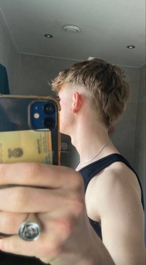 V Mullet Hairstyle, Mullet Chico, Skin Fade Mullet, Short Blonde Mullet, V Mullet, Blond Mullet, Boys Hairstyles Trendy, Mid Fade Haircut, Middle Hair